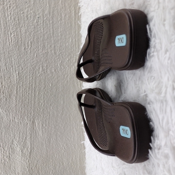 OKA b. Elle Brown PVC Rubber Round Toe Thong Slip On Flat Flop Sandal Shoe - Picture 6 of 13